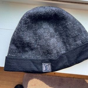 Men’s LV hat still in good condition